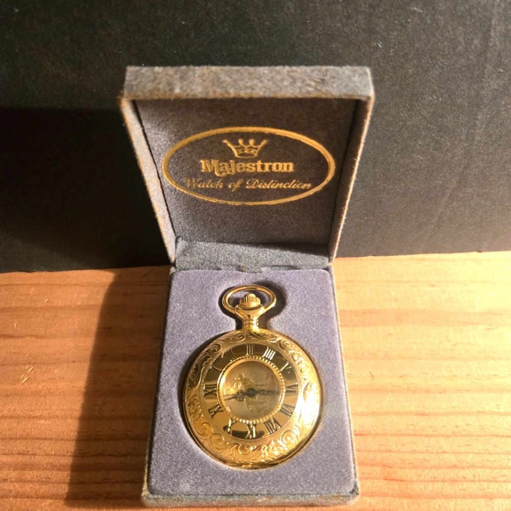 BEAUTIFUL GOLD MAGESTRON QUARTZ ELK HUNTER POCKET WATCH IN BOX KEEPS GOOD TIME